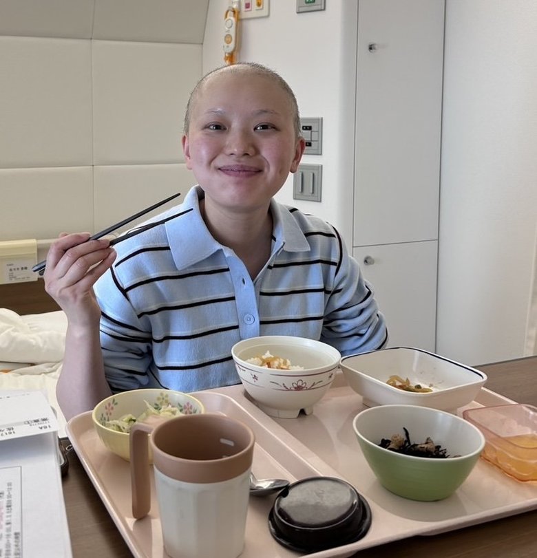 髪の毛が抜け、坊主頭にした徳留さん。写真は抗がん剤治療のための入院で