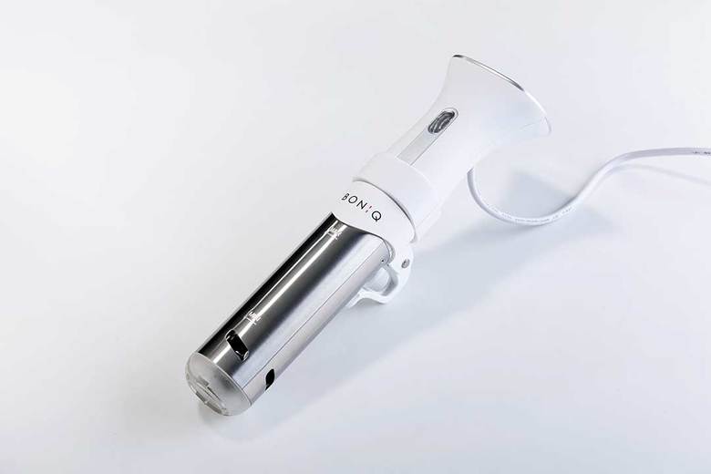 ▲本体サイズは高さ37×最大幅10cm（最小幅6cm）。重さは1.2kg 。