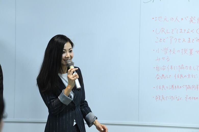 立命館大学で授業を行う倉木さん