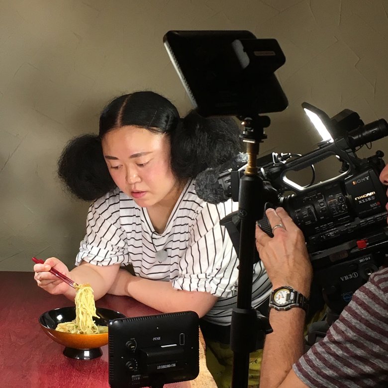 箸上げを手伝っている様子