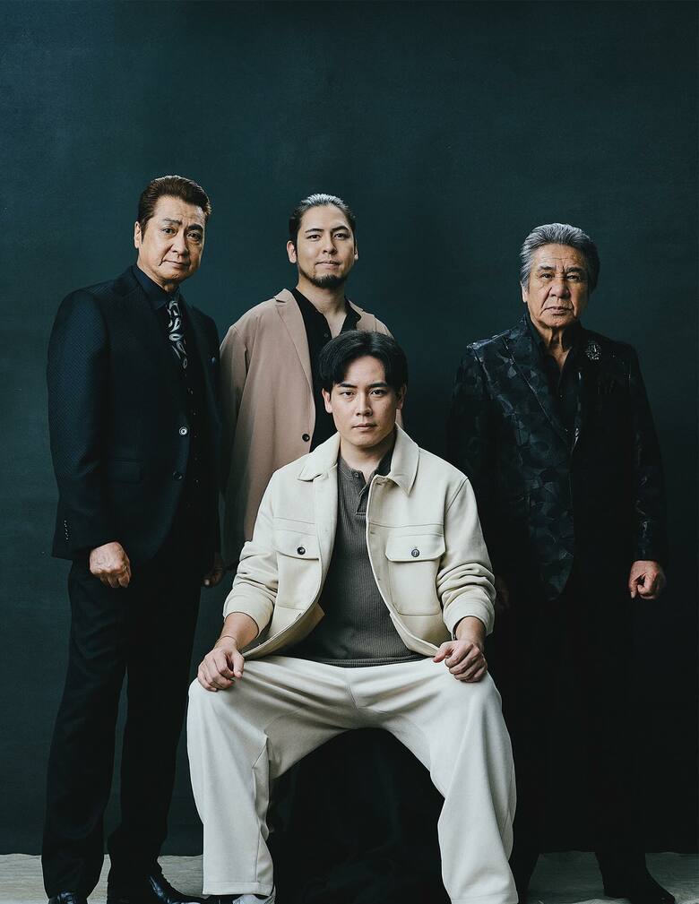 実弟の山川さん（左）と、歌手として活躍する息子さん2人（長男・後列中央、次男・中央）との4ショット