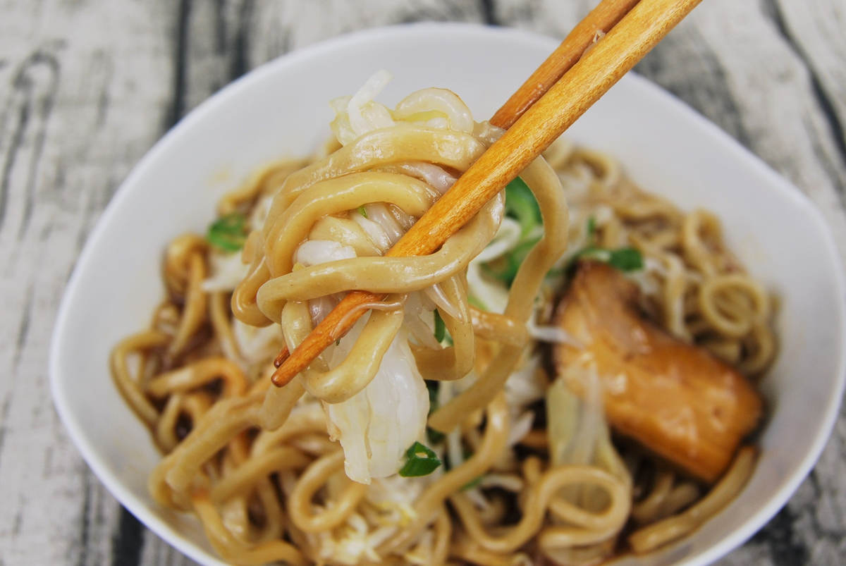 セブンイレブンのおすすめラーメン「中華蕎麦とみ田監修 豚ラーメン(豚骨醤油)」の実食画像