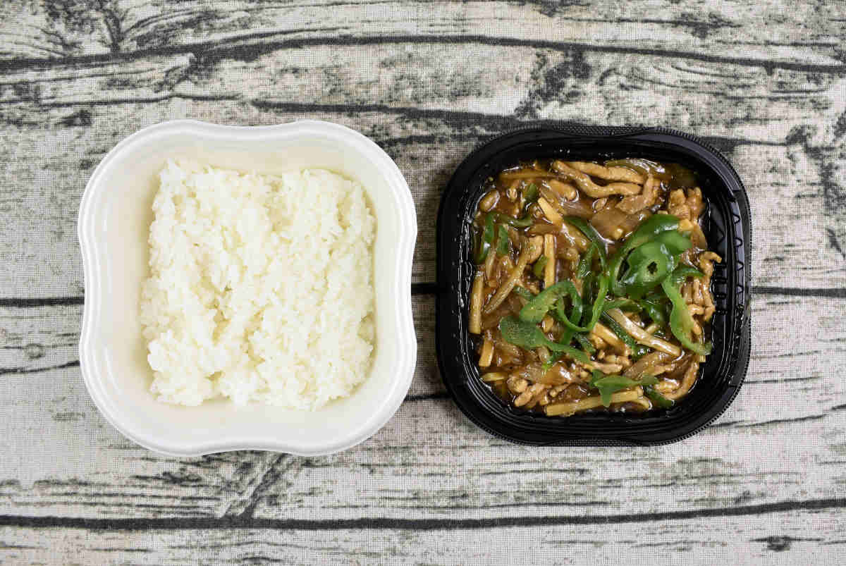 セブンイレブンのおすすめランチ「香ばし! チンジャオロース丼」の実物画像