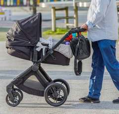 電車内のベビーカーに注意喚起「だから日本は育てにくい！」