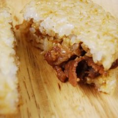 お米のモチモチ感×ジューシーな牛肉の最強コンビ！ つい買い置きしたくなる「ライスバーガー」