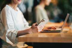 恋愛事情を隠す友人が“匂わせ投稿”… 友達として問いただすべきか