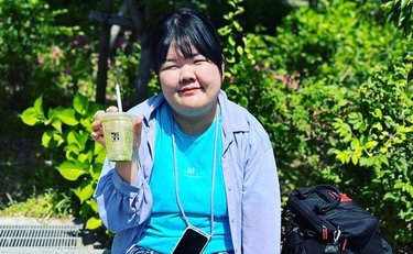 「友達ゼロで高校中退、バイト全落ち」コミュ障だったぼる塾あんり。学歴を捨て自由に生きる「元暴走族の両親」から見つけた答え