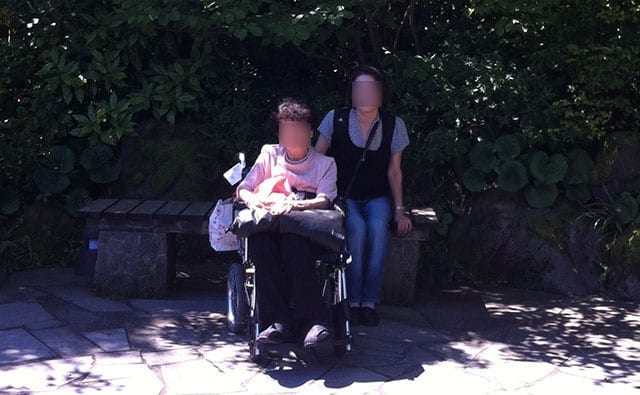 車椅子の母と介護する娘