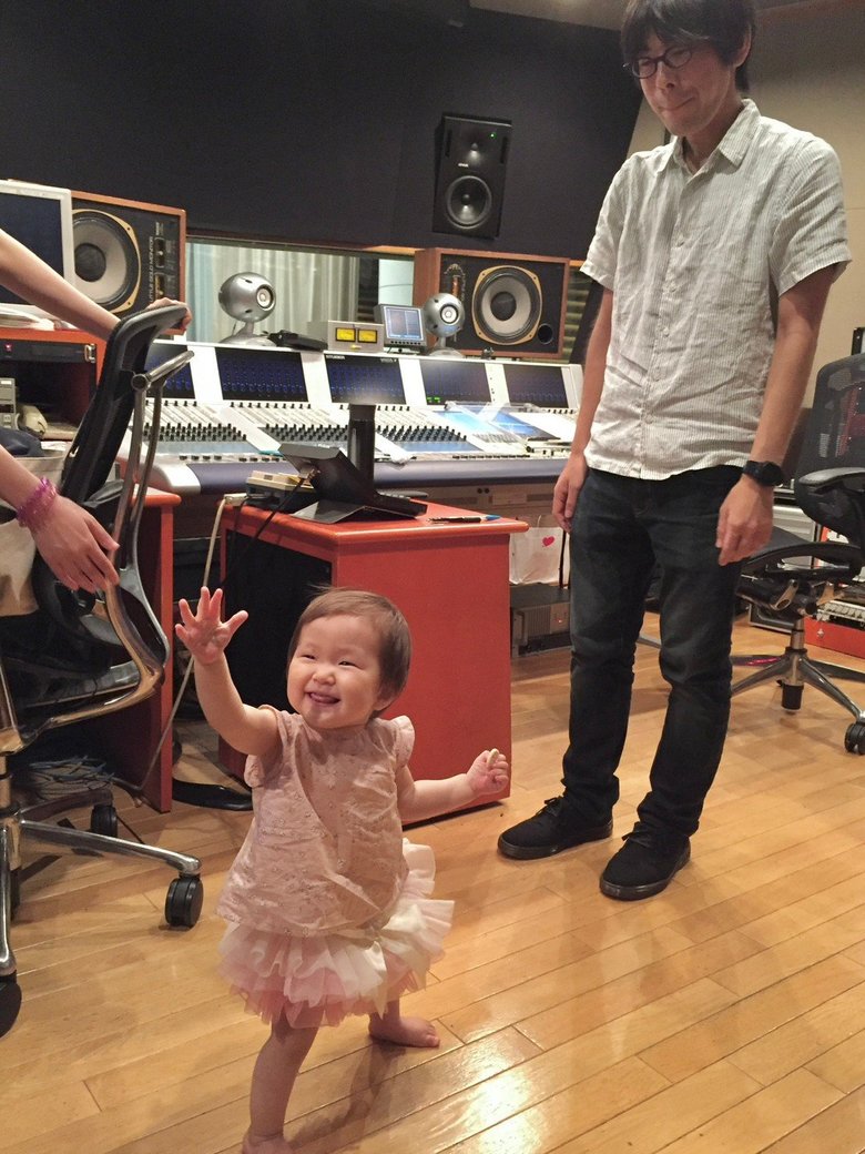 スタジオで満面の笑みを見せる「なまこちゃん」