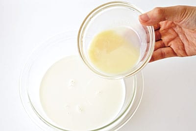 Aを混ぜ合わせ、製氷容器に入れて凍らせる。