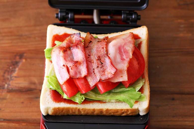 ②のパンをのせ、カバーを閉じて焼く。