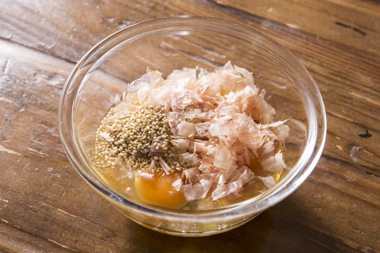 豚肉は4cm幅に切り、塩・こしょうをふる。にらは3cm長さに切る。ボウルに卵を割り入れ、Ａを入れて混ぜ合わせる。卵は混ぜすぎないほうがふわっと仕上がる。