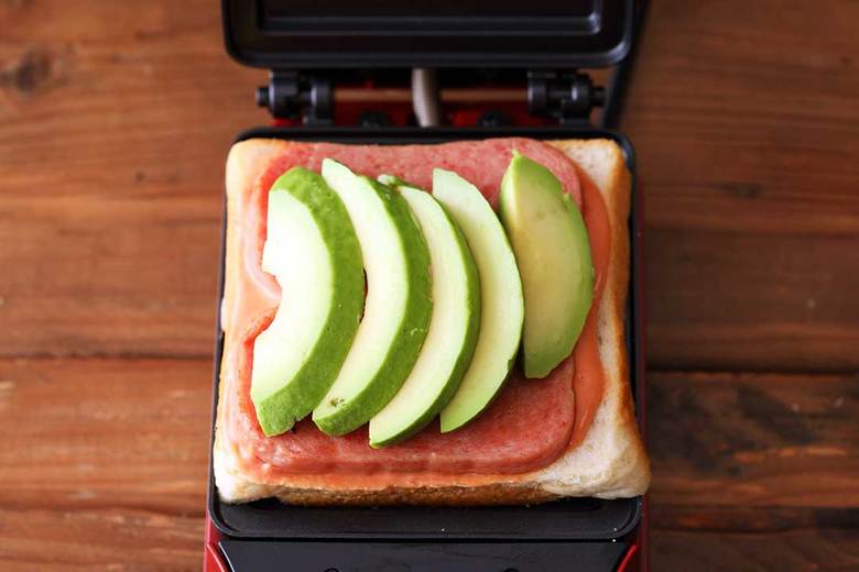 ホットサンドメーカーに③をセットする。②をのせたらカバーを閉じて焼く。