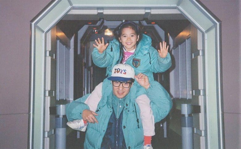 父・勤さんに肩車される幼少期の麻里さん。お揃いのジャケットがおしゃれ！
