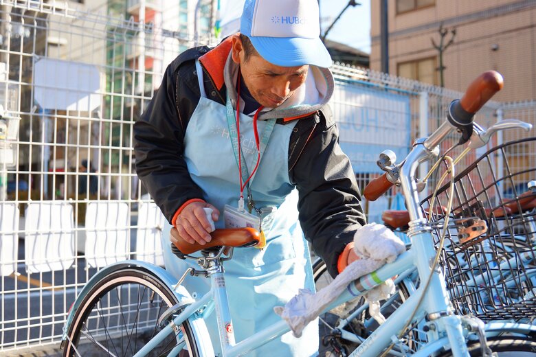 自転車の移動・再配置など「HUBchari」で仕事を得る“おっちゃん”たち