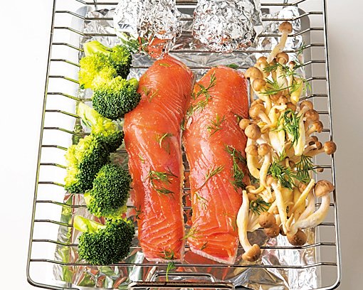 魚焼きグリルの 受け皿にアルミホイルを 敷き、網にのせ、中火で9分焼く。