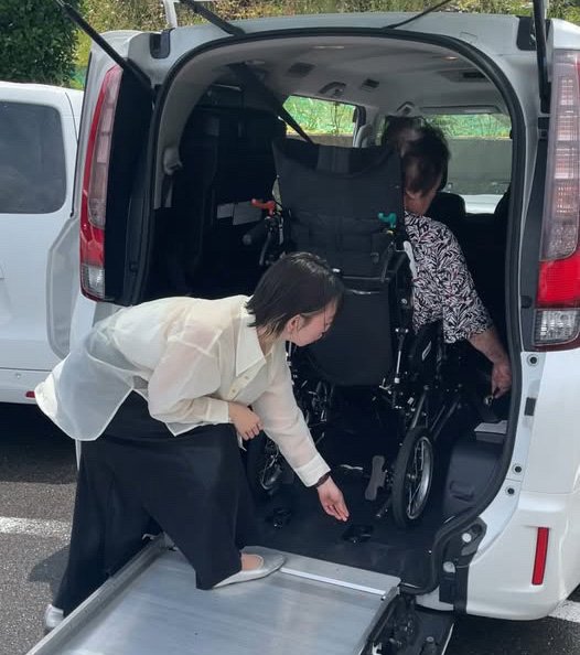 車いすの祖母を送迎車に移す姿も手馴れたもの