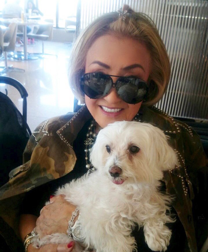 15年連れ添った愛犬のキャンディとアーミー柄のジャケットがお似合いの禧代子さん