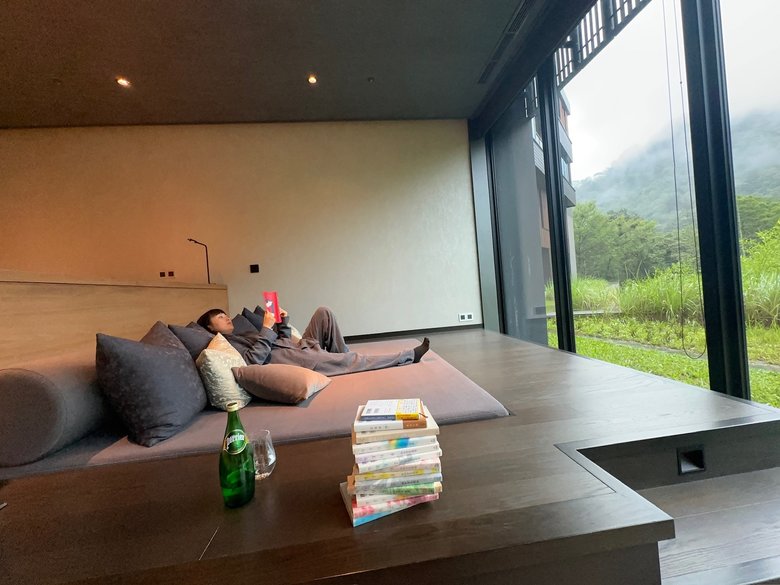 どんなにラグジュアリーな星野リゾートの部屋でも、愛する漫画を読むブレないOLのミカ。さん