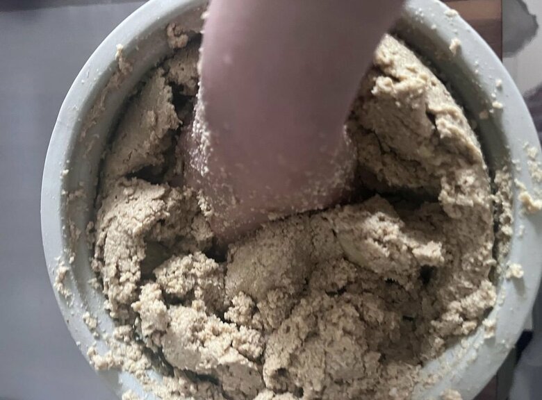 自宅の糠床。1日に2回手を入れて天地返しを行う