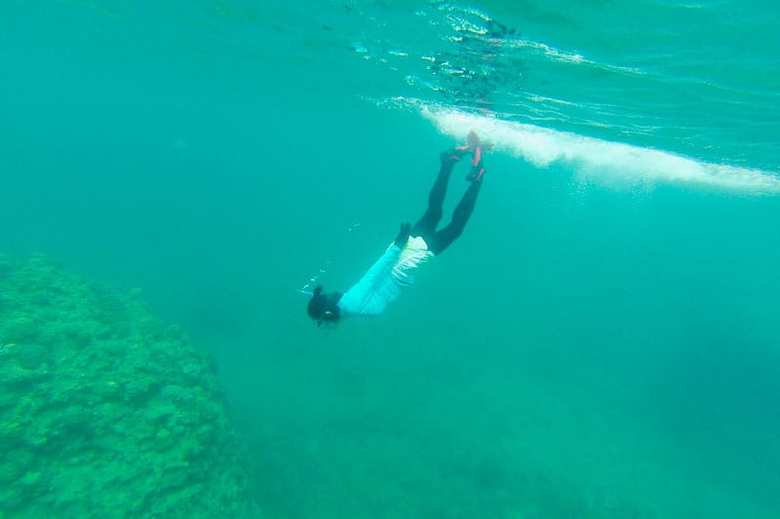 シュノーケリングする小谷さん