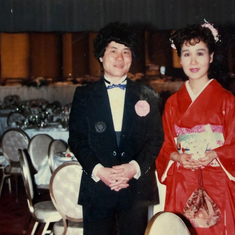 正装の林家ペー・パー子さん夫妻