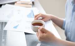 お昼休憩返上で働く人に抗議の視線も「休みたくても休めないんだよ…」