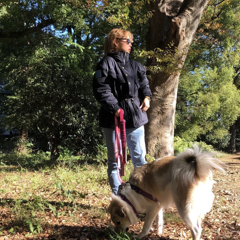 愛犬と散歩するpecoさん