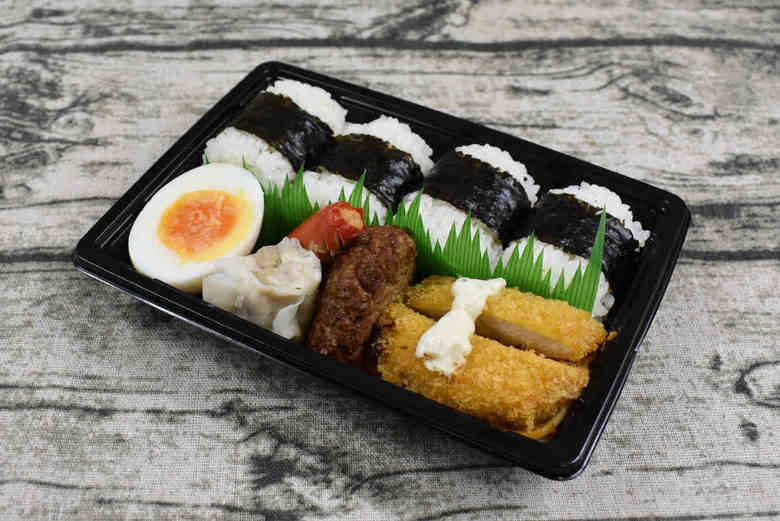 ファミマのおすすめランチ「バラエティおかず＆おむすび」の商品画像