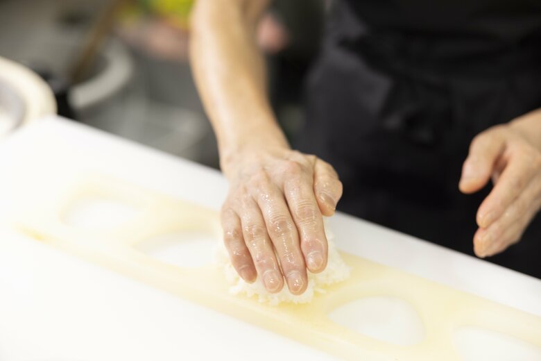 7／具の上にのせるご飯を平らにして、おにぎりの上にふわっとかぶせる