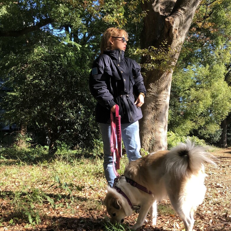 pecoさんがデザインしたブランドのファッションを身に着けて愛犬アリソンと散歩