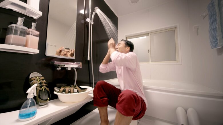 操作を間違えてシャワーをかぶってしまうシーン