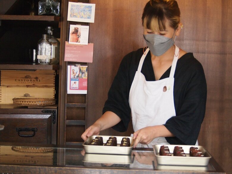 店の支度をする摩耶さん