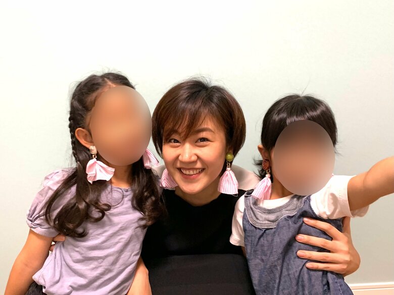 お揃いのイヤリングがかわいい！2人の娘と親子ショット