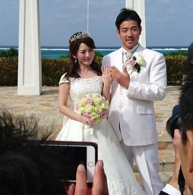 爽やかな笑顔で結婚式にのぞむ菊池夫妻