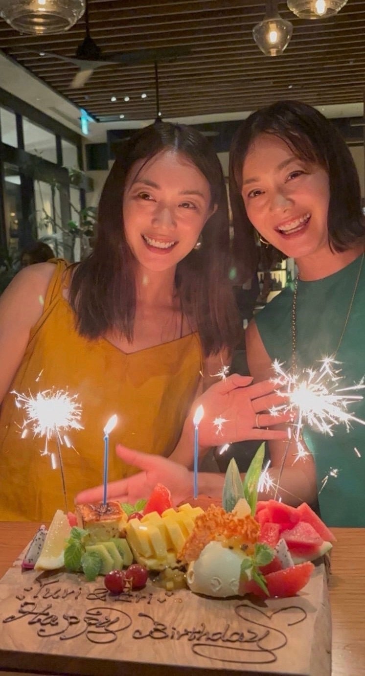 46歳の誕生日を祝う蛯原英里さん・友里さん