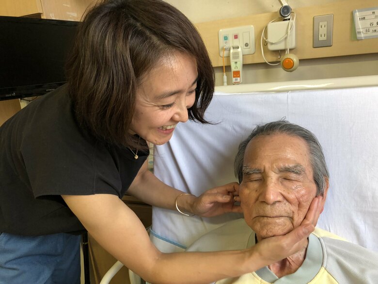 義父に笑いかける高橋さん