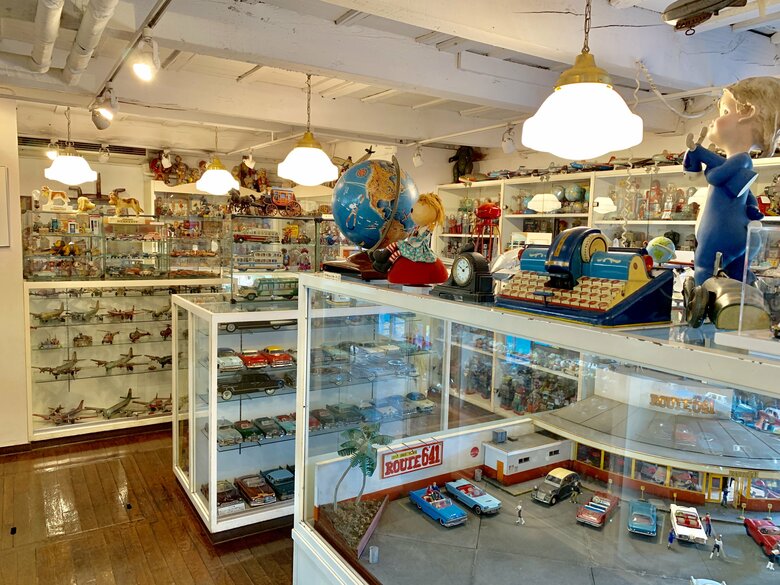 37歳で横浜市中区山手にオープンした「ブリキのおもちゃ博物館」。40年営業し、現在はみなとみらいPLOT48に「TOY MUSEUM」として移転
