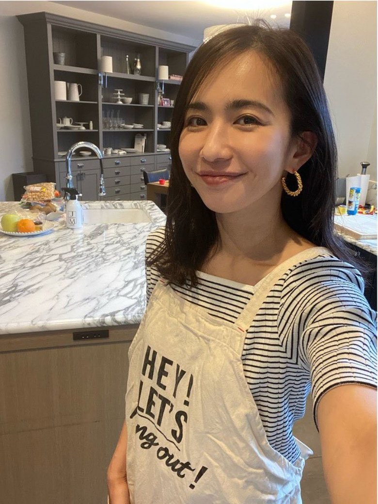 エプロン姿も美しい