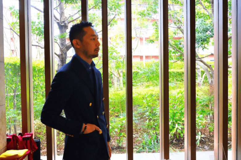 Shoe Shine WORKS合同会社 代表社員 菊池政寛さん。関西学院大学を卒業後、大手百貨店入社。その後バイヤーとして欧州での買付けなど行なうフリーランスに。Shoe Shine WORKSには入社して8年。現在は、経営・営業・労務・経理・事務など幅広く業務をこなしている。