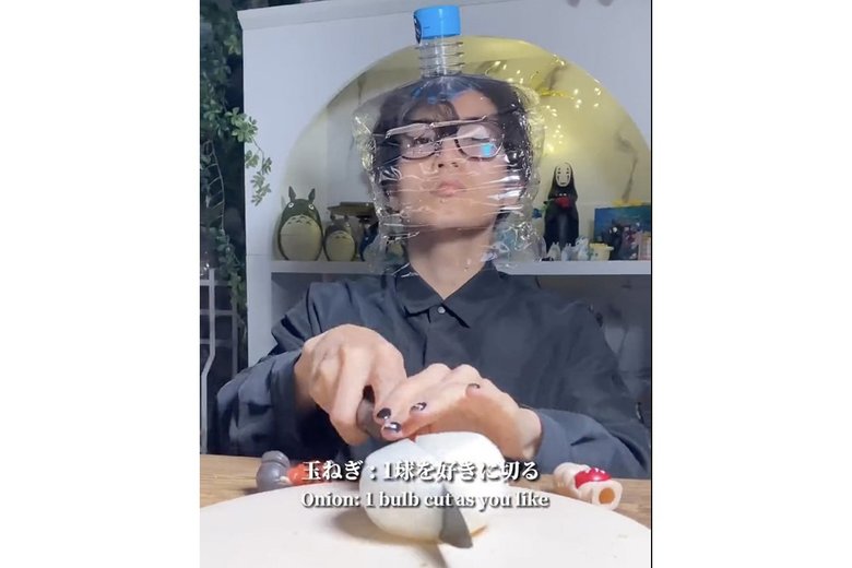 【作り方2】玉ねぎ1玉を繊維を断ち切るように1cmの厚さに切る※ウォーターサーバーの被り物は演出です