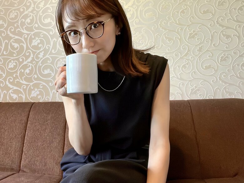 黒のノースリーブに眼鏡姿が可愛い！リラックスした表情の松村未央さん