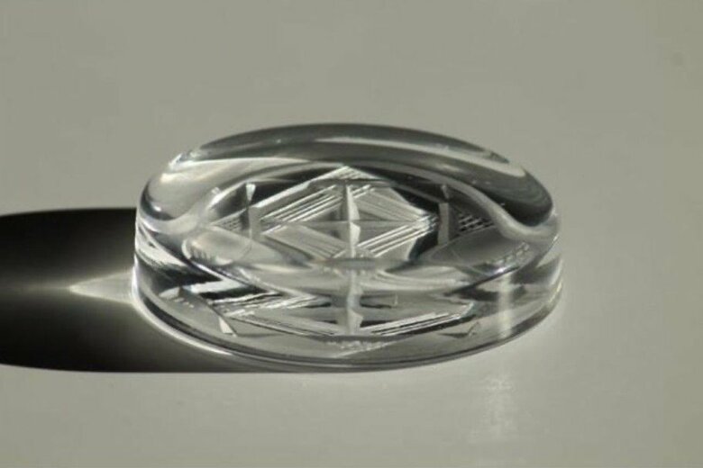 体験カットで初めて制作したペーパーウェイト。堀口切子に弟子入り志願する前、他の工房で切子体験に参加して切子への理解を深めていった