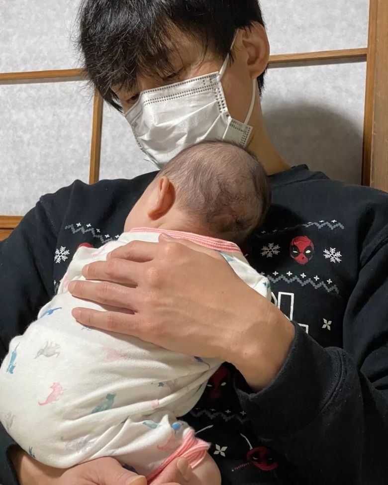 子どもを抱き抱えて