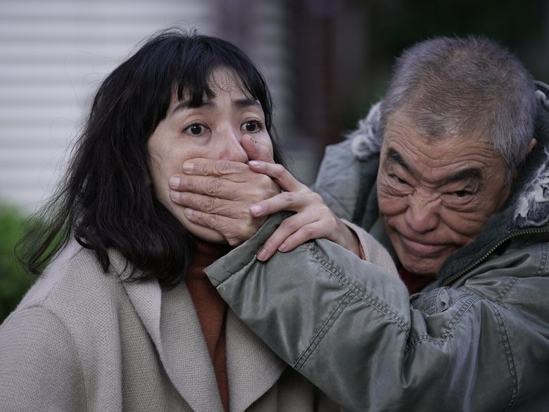 主演の板谷由夏さんとのワンシーン　(c)2022「夜明けまでバス停で」製作委員会