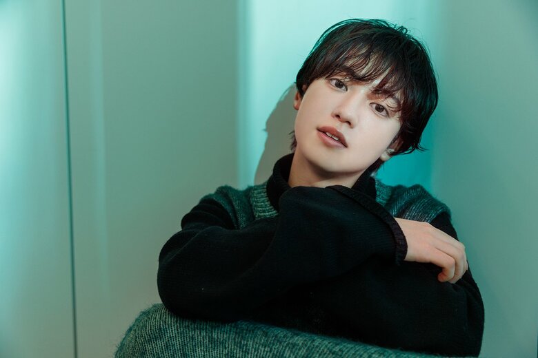 ふとした仕草で少年っぽさも漂うのがミステリアスな雰囲気