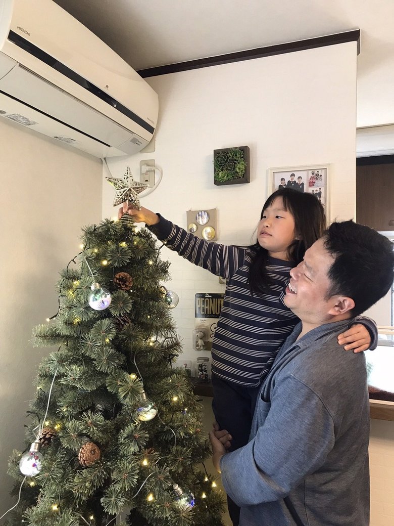 長女と一緒にクリスマスの飾りつけをしながら笑顔が溢れるダイアン津田さん