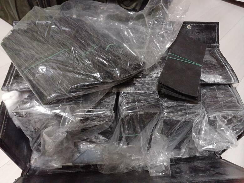 偽者のマークの知人が運んできた黒いお札