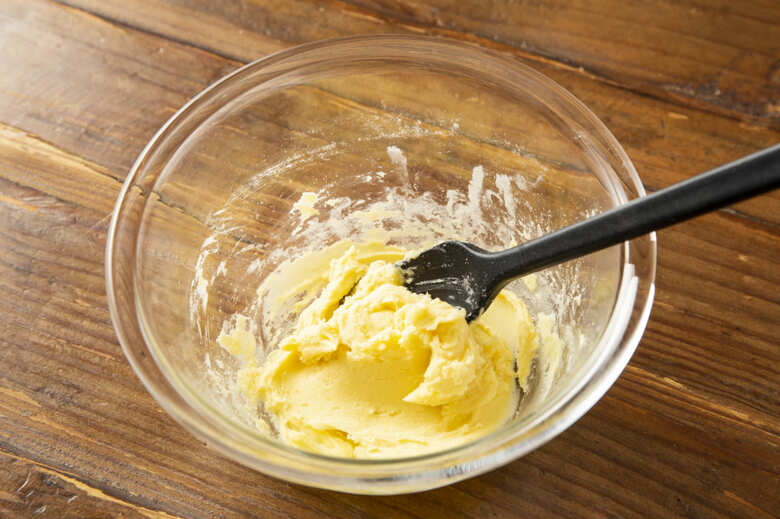 鍋にベーコンを入れて中火で熱し、うっすら焼き色がつくまで炒める。白菜、じゃがいも、牛乳を入れて蓋をし、鍋肌がふつふつしてきたら弱火にしてコンソメを入れて15分ほど煮る。野菜がやわらかくなってきたら塩・こしょうをして味を整える。