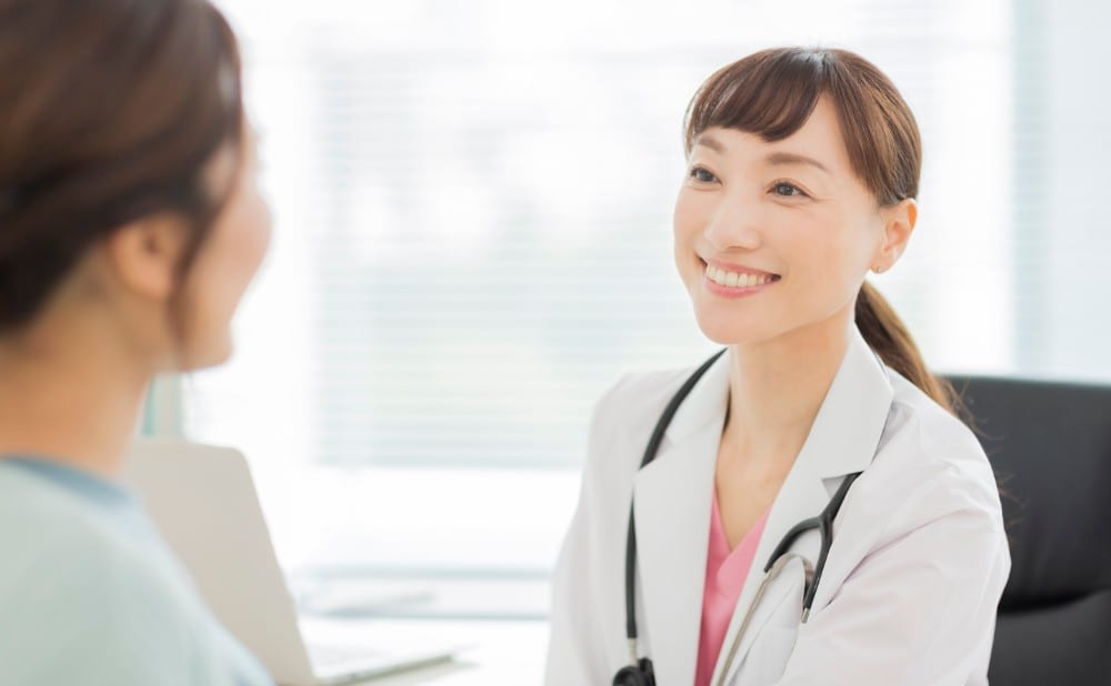 産婦人科を受診する女性